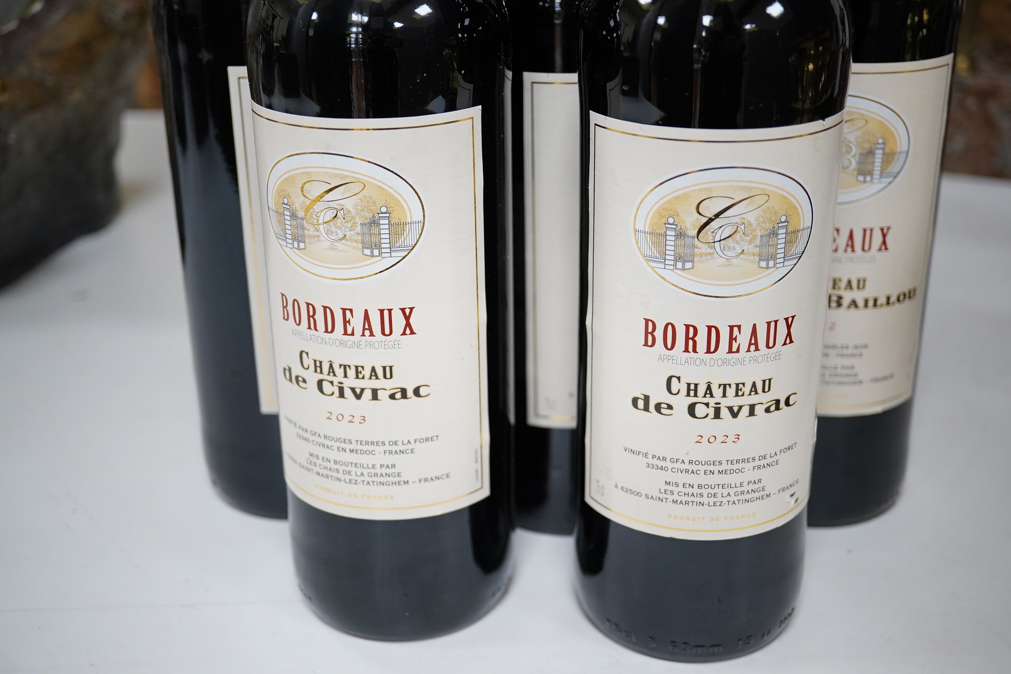 Eleven bottles of wine to include Chateau de Civrac 2023 and Chateau Grandfont. Condition - good